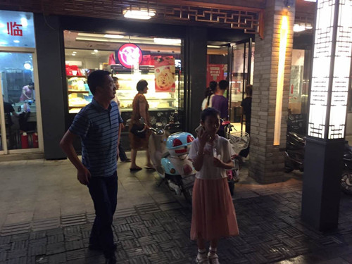 明博支部委员会党员律师做好事暖人心  帮助不慎走散的小女孩找到家人