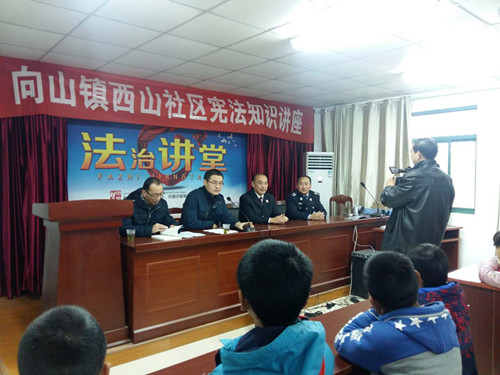 明博律师进社区开展青少年宪法知识讲座